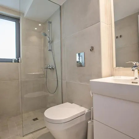 Imagine Your Family Renting A Luxury Holiday Close To Paralimni's Main Attractions 1253 Vila *