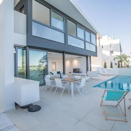 Imagine Your Family Renting A Luxury Holiday Close To Paralimni's Main Attractions 1253 Vila *
