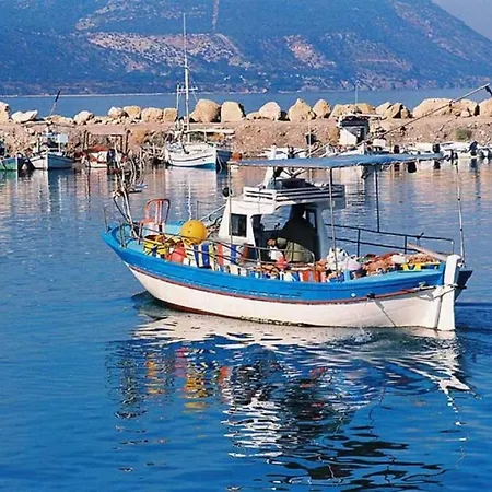 Imagine Your Family Renting A Luxury Holiday Close To Paralimni's Main Attractions 1253 Vila *
